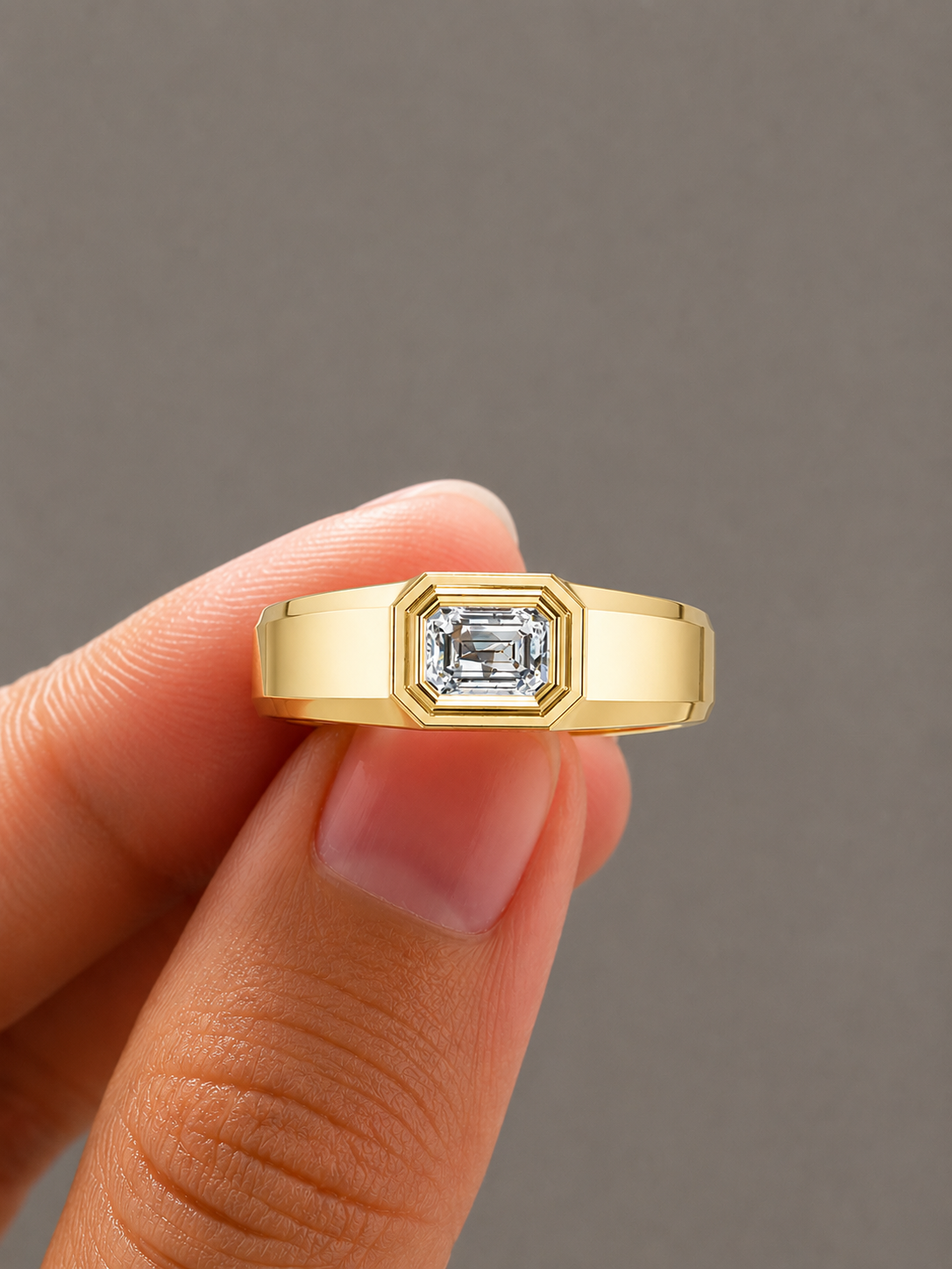 Emerald Double Bezel Solitaire Ring, IGI-Certified, double bezel detail