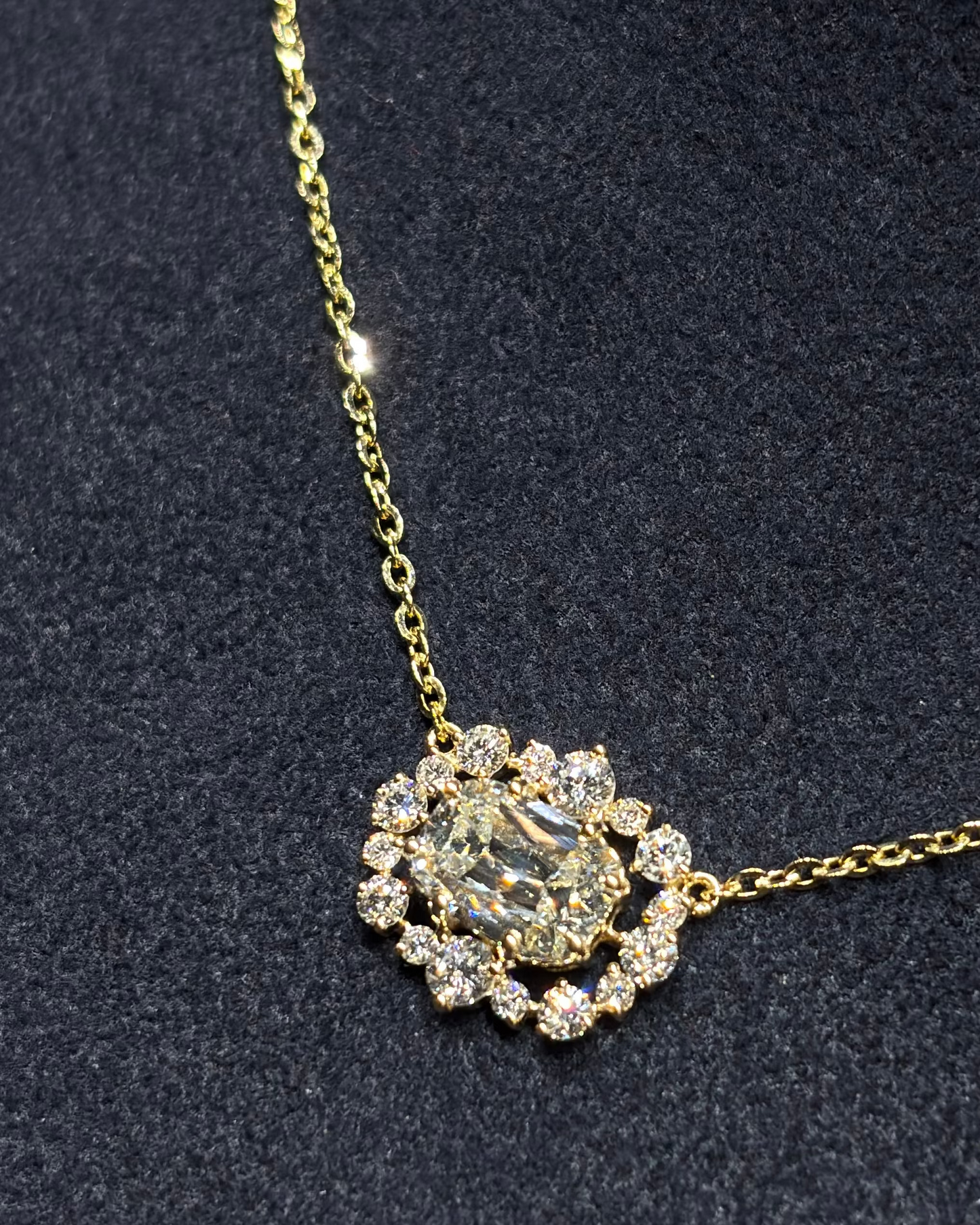 Taj Ashoka Cut Cluster Minimal Modern Mangalsutra